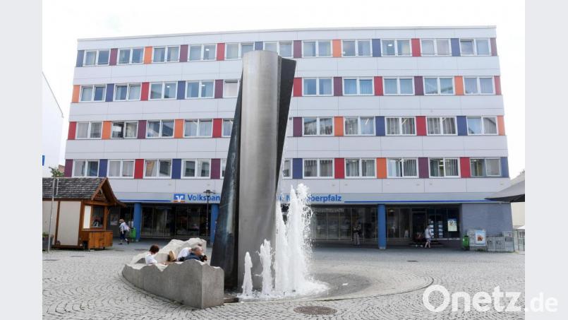 Die größte Volks- und Raiffeisenbank der Oberpfalz will ihre Hauptstelle an der Weidener Wörthstraße sanieren. Bild: Gabi Schönberger