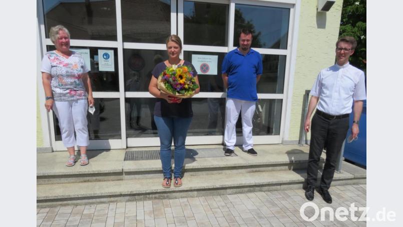 Irene Bayer, Melanie Sand, Stefan Weiß und Pfarrer Thomas Kopp (von links) vor dem Eingang der Pflegestation. Bild: adj