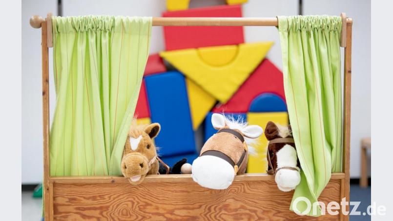 Figuren für ein Theaterstück liegen in einer Kindertagesstätte bereit. Archivbild: Friso Gentsch