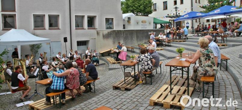 Der Spitalhof, umfunktioniert zum Biergarten, war der Schauplatz und bot die Kulisse für das Pfarrfest der katholischen Pfarrgemeinde. Beim Frühschoppen bewies die &quot;Nabburger Blasmusik&quot; den Gästen mit zünftigen Weisen, dass sie nach der langen Zwangspause noch nichts verlernt hat. Bild: bph