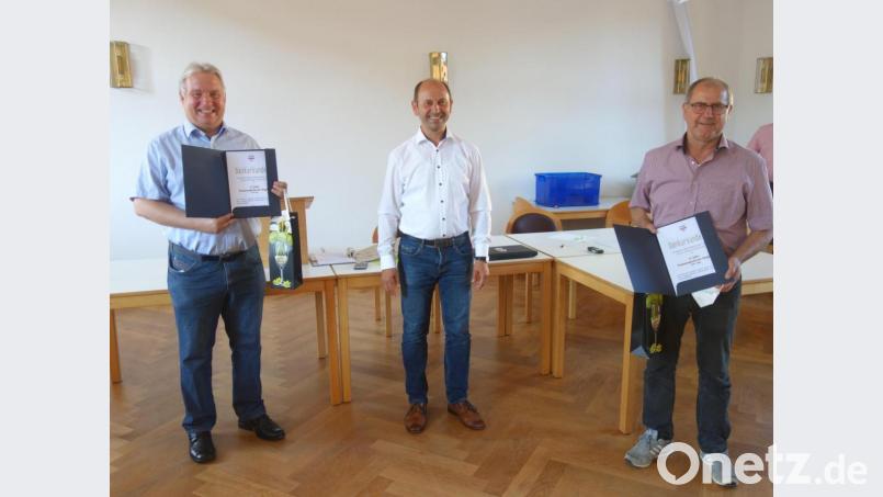 Für 25-jährige Zugehörigkeit zum Ensdorfer Gemeinderat ehrt Bürgermeister Hans Ram (Mitte) Markus Dollacker (links) und Hans Eichenseer. Bild: tra