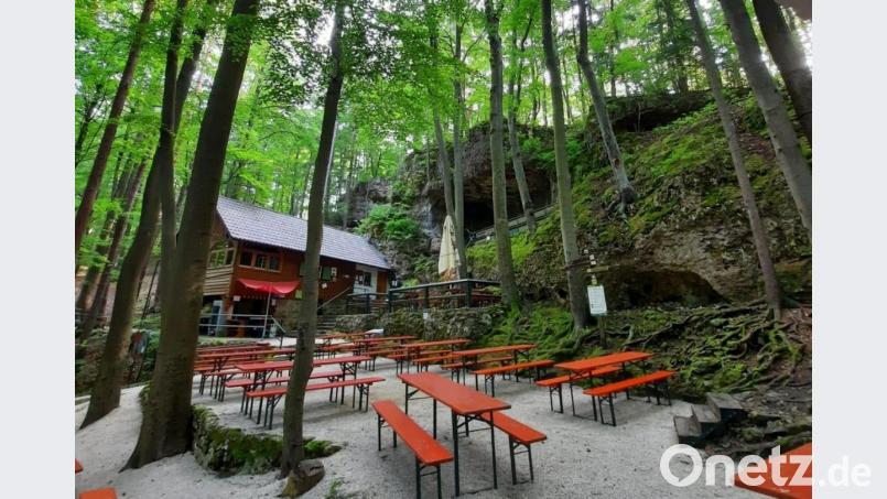 Die Osterhöhle, zu der auch eine Hüte und ein Biergarten gehören, öffnet normalerweise am Karfreitag. Wegen Corona hatte sich der Termin heuer auf Mitte Juni verschoben. Bild: Dominik Gruber