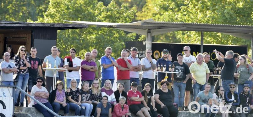 Zuschauer verfolgen eine Bezirksliga-Partie des FC Amberg. Immerhin 100 Stehplätze sollen in der kommenden Amateurfußball-Saison besetzt werden dürfen. Dem BFV reicht das nicht. Archivbild: Ziegler