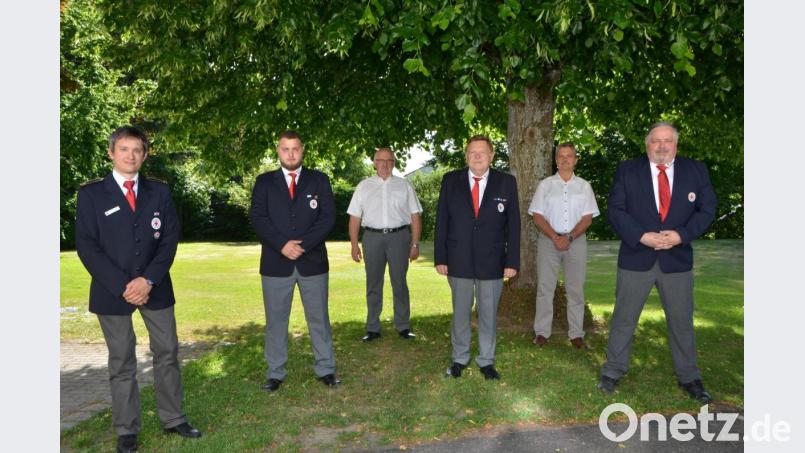 Fabian Ram (Zweiter von links) ist der neue Vohenstraußer Bereitschaftsleiter des Roten Kreuzes. Zusammen mit Josef Solfrank (Dritter von rechts) und Heinrich Rewitzer (Rechts) will er die große Gemeinschaft erfolgreich in die Zukunft führen. Der neugewählte Kreisbereitschaftsleiter Thomas Rauch (links) Ehrenkreisbereitschaftsleiter Herbert Putzer (Mitte) und Bürgermeister Andreas Wutzlhofer (Zweiter von rechts) gratulierten und wünschten eine erfolgreiche Zeit in diesem wichtigen Amt. Bild: dob