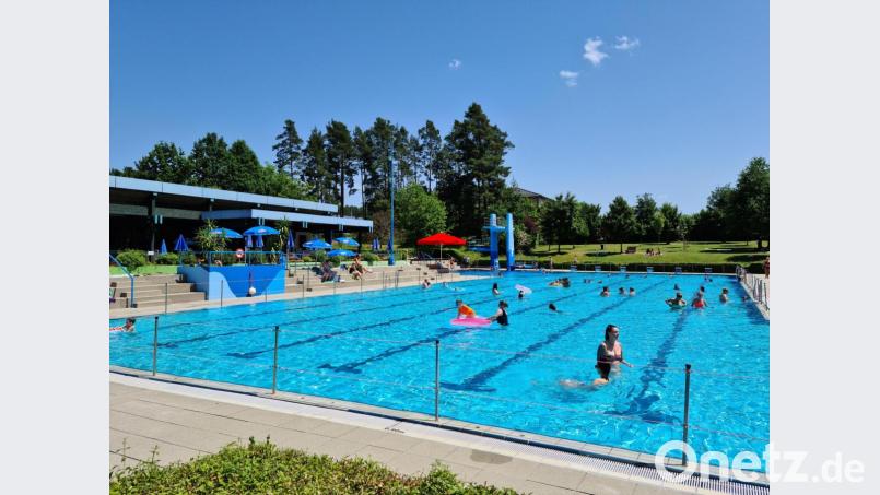 Bei den hohen Temperaturen ist eine Erfrischung im Waldbad hoch beliebt. Leider sind nur 650 Gäste gleichzeitig zugelassen. Bild: sne