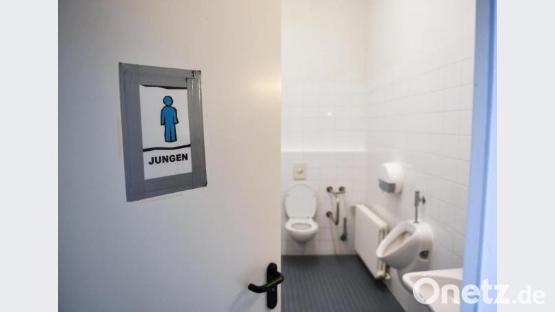 Schockierende Taten haben sich in einem Gymnasium auf einer Schultoilette abgespielt. Die Dimension von sexuellem Missbrauch an Schulen ist auch in Bayern besorgniserregend. Bild: Jens Kalaene/dpa