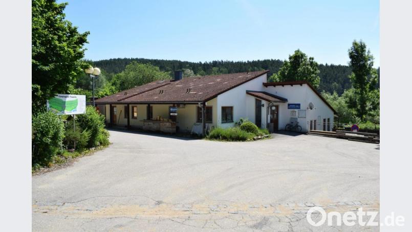 Die &quot;Seeterrasse&quot; und der Campingplatz am Trausnitzer Stausee sind derzeit wegen angeblicher Renovierungsarbeiten geschlossen. Bild: bnr