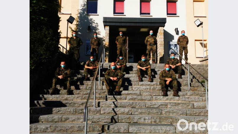 Soldaten des Artilleriebataillons 131 aus Weiden stehen vor dem Impfzentrum in Annaberg-Buchholz. Bild:  Mario Hönig/exb