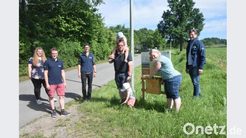 Franziska Böhm hat mit ihrer Familie den neuen Lehrpfad abgelaufen und wirft den Quizbogen an der zwölften Station ein. Schulleiter Reinhold Witt (rechts) hofft, dass der neue Lehrpfad viel Anklang findet. Bild: fz