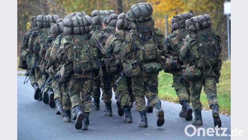 Mit vollem Marschgepäck: Die Grundausbildung war oft kein Spaß. Bild: Stefan Sauer