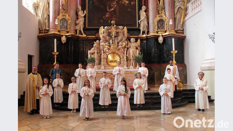 Die Mädchen und Buben der Klasse 3 a zusammen mit Stadtpfarrer Dr. Thomas Vogl und Klassenleiter Achim Neubauer (links) sowie rechts Gemeindereferentin Gertrud Hankl und Pater John Gali. Bild: Monika Demmer/exb