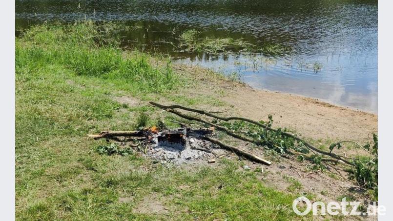 Diese offene Feuerstelle hatten Besucher am Eixendorfer See entdeckt. Bild: Andrea Saame