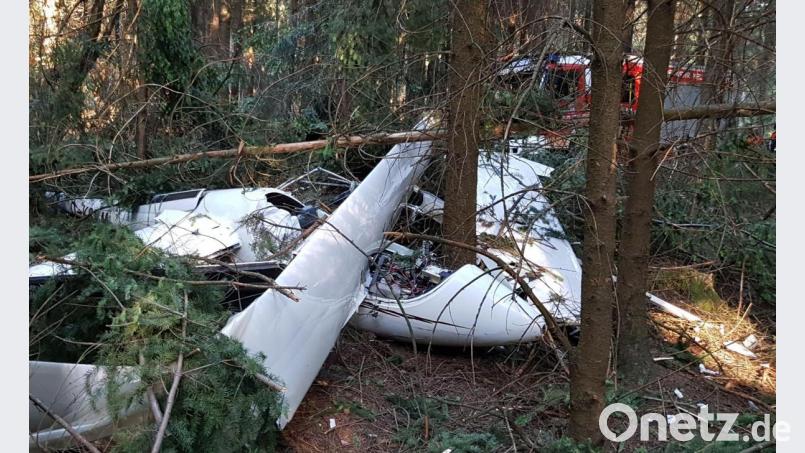 Das einmotorige Flugzeug war am Donnerstagnachmittag in einem Waldstück zwischen Rosall und Ottengrün abgestürzt. Die Überreste des Fliegers waren am Freitag schnell geborgen. Das THW Marktredwitz hatte in einer halben Stunde alles verladen. Bild: rw