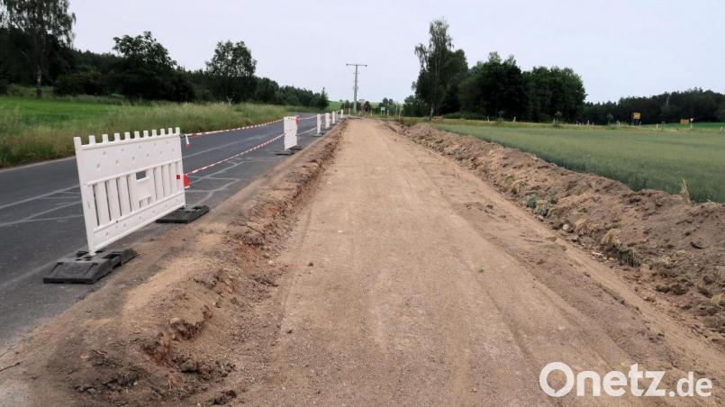 Das im Bau befindliche Teilstück des Geh- und Radweges entlang der Badstraße sorgte für Diskussionen in der jüngsten Gemeinderatsitzung. Die zügige Umsetzung in Verbindung mit den Bauarbeiten in der Sonnengasse veranlasste die CSU zu Nachfragen an Bürgermeister Oskar Schuster. Bild: bsc