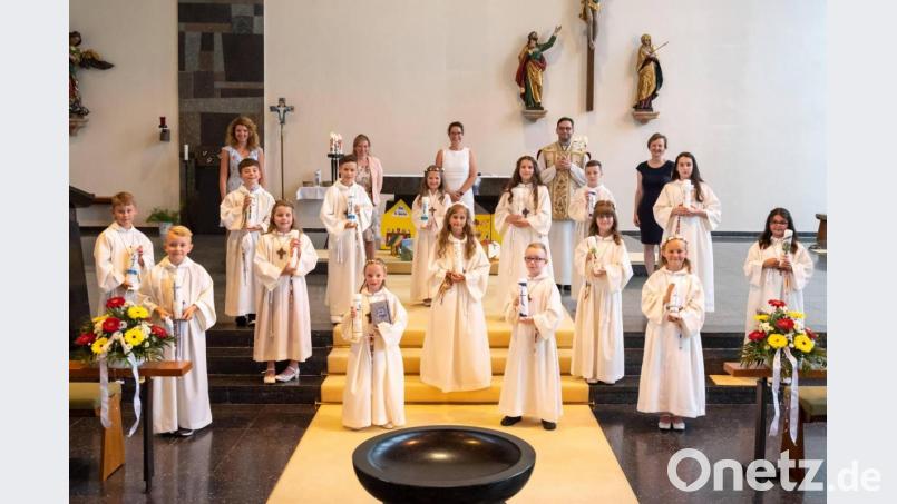 Die Erstkommunikanten der Klasse 3b mit Religionslehrerin Susanne Möller, Klassenleiterin Carolin Renner, Rektion Janina Schmidt, Pfarrer Dominik Mitterer und Gemeindereferentin Regina Probst (von links). Bild: Julian Probst/exb