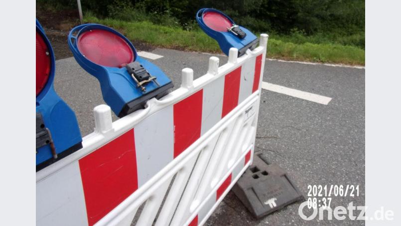 Umgebogen haben Unbekannte diese Warnleuchten an einer Warnbarke an der Baustelle in Neuhaus. Bild: PI Neustadt