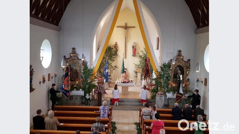 Die Gläubigen feiern mit Pfarrer Udo Klösel das Patrozinium der Filialkirche Tröbes St. Johannes der Täufer. Bild: gi