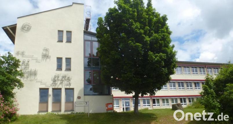 Die Marktgemeinde lässt das Gebäude der Dr.-von-Ringeis-Schule auf Vordermann bringen. In der Ratssitzung sind dazu verschiedene Gewerke vergeben worden. Bild: mad
