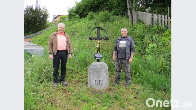 Bürgermeister Günter Kopp (links) dankte Otto Schirmer, der das Marterl fachmännisch restauriert hat. Bild: Gemeinde Kulmain/exb