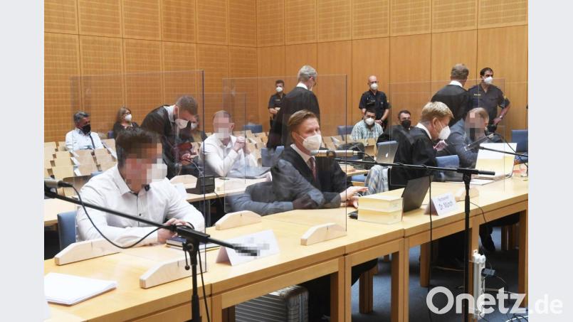 Die Angeklagten (sitzend, gepixelt) verfolgen konzentriert, aber weitgehend reglos die ersten beiden Verhandlungstage. Bild: Gabi Schönberger