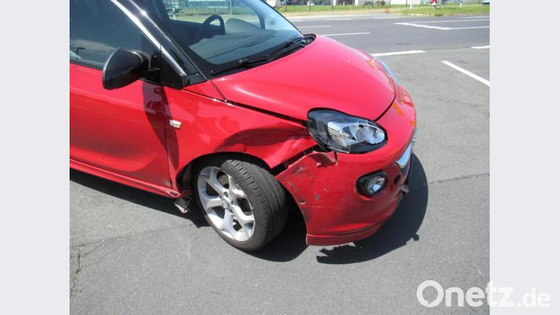 Der bei dem Unfall in Altenstadt/WN beschädigte Opel. Ein 32-Jähriger hatte das rote Auto beim Abbiegen auf Höhe der Jet-Tankstelle laut Polizei übersehen. Bild: PI Neustadt
