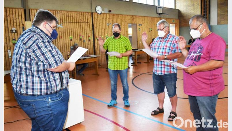 Drei neue Feldgeschworene gibt es in der Gemeinde Illschwang (von links): Bürgermeister Dieter Dehling vereidigt Christian Baumer, Jürgen Wagner und Josef Sellner. Bild: no