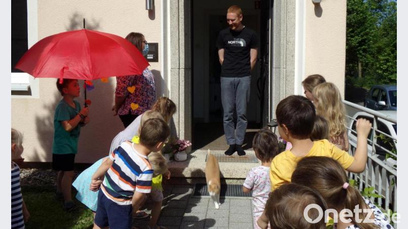 Eine Abordnung des katholischen Kindergartens St. Elisabeth verabschiedete den langjährigen Nachbarn Pfarrer Christoph Zeh. Bild: fks