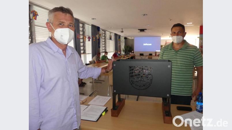 Mit der Übergabe eines dekorativen Feuerkorbes gratulierte Bürgermeister Marcus Gradl Stadtrat Franz Fuchs (links) zum 60. Geburtstag. Bild: rn