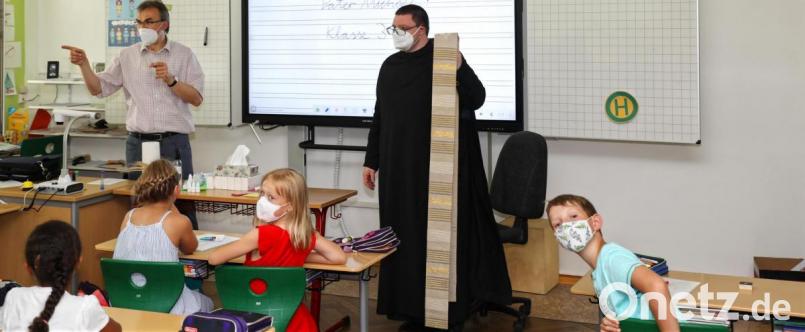 Pater Michael stellte sich den Fragen der Schüler. Mit auf dem Bild Pfarrer Martin Besold (links). Bild: njn