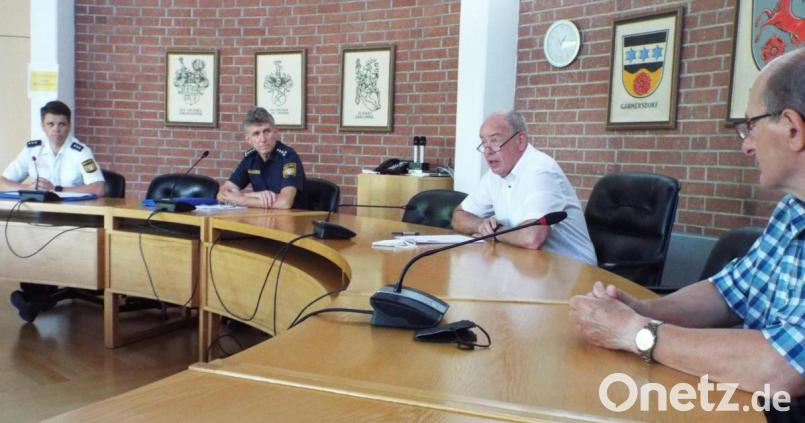 Bei der Pressekonferenz im Kümmersbrucker Rathaus haben (von links) Achim Kuchenbecker, Günter Grieshammer, beide von der Amberger Polizei, sowie Kümmersbrucks Bürgermeister Roland Strehl und Kreisbrandinspektor Hubert Blödt darüber gesprochen, was auf die Bewohner am Samstag zukommen könnte, sollte sich der Verdacht auf eine Fliegerbombe bestätigen. Bild: e