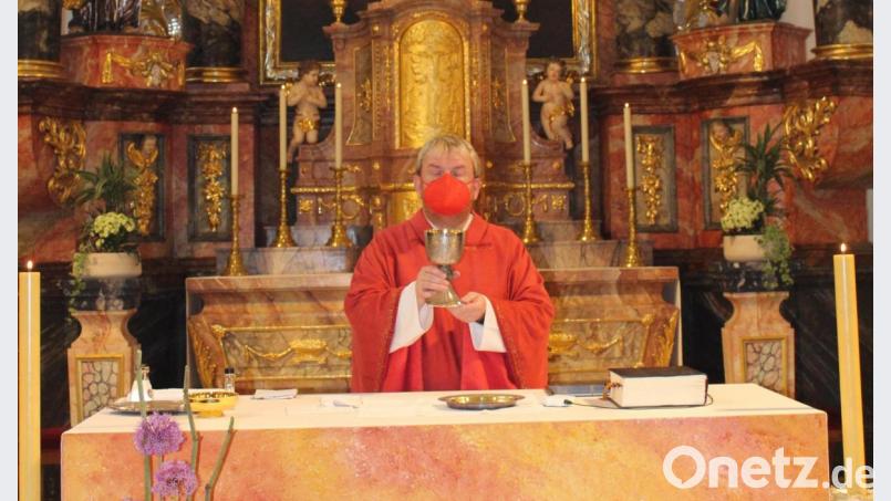 Das große Altarbild in der Tiefenbacher Kirche zeigt die Darstellung des heiligen Vitus im siedenden Ölkessel. Bei einem Gottesdienst feierte Pfarrer Albert Hölzl das Patrozinium der Pfarrkirche. Bild: nis