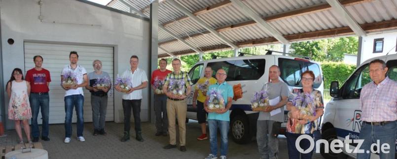 Treue Mitarbeiter zeichnete die Firma Richter Elektrotechnik aus. Das Bild zeigt (von links) Uli und Stephan Richter, Niko Fiedler, Hans-Peter Stalla, Michael Lanz, Marc Sommer, Arno Ulmer, Andre Woitkowiak, Uwe Lindisch, Vaclav Nemec, Beate Seitz und Seniorchef Heinz Richter. Bild: jr