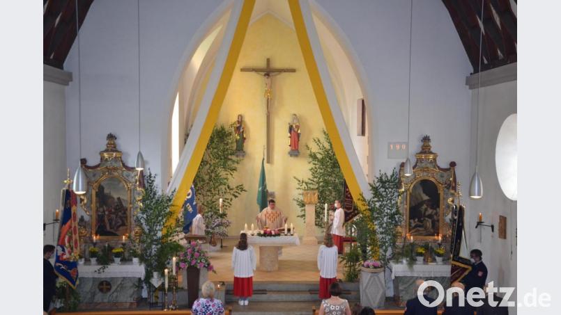 Die Gläubigen feierten mit Pfarrer Udo Klösel das Patrozinium der Filialkirche Tröbes St. Johannes der Täufer. Bild: gi