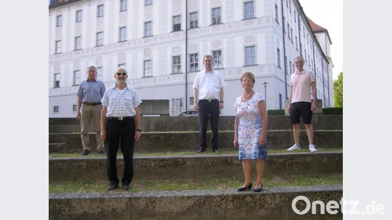 Die Führungsspitze des Waldsassener Kammermusikkreises will nach der Zwangspause neu durchstarten. Von links Helmut Manske, Johannes Röttges sowie Andreas Sagstetter und Brigitte Kliebhan zusammen mit Bürgermeister Bernd Sommer. Bild: pz