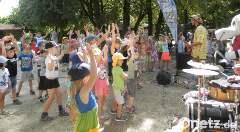Beim Mitmach-Konzert von &quot;Rodscha aus Kambodscha&quot; und Tom Palme im Kindergarten Sankt Marien hielt es die Buben und Mädchen nicht auf den Sitzen. Bild: nia