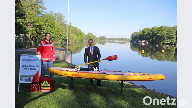 Ausprobieren wollte Gerhard Hösl das neue Einsatzmittel der Wasserwacht dann doch nicht Bild: jma