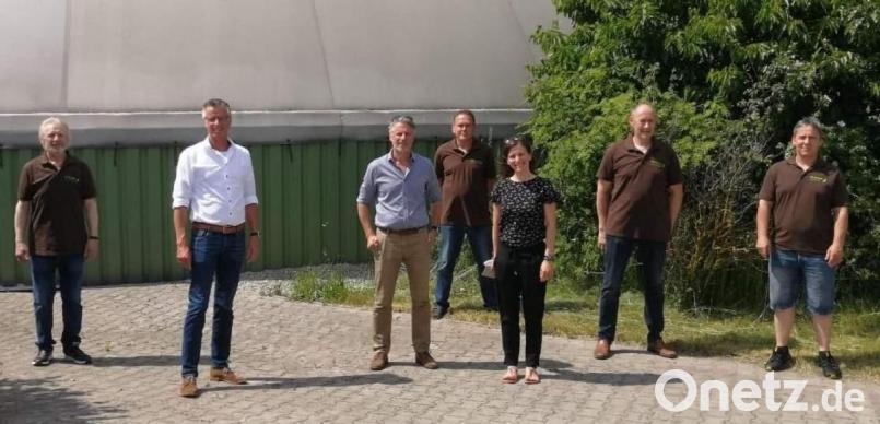 Auch in Dänemark ist man auf die Biogasanlage Weiher/Kricklhof aufmerksam geworden. Das Betreiberteam informiert auf dem Betriebsgelände Kathrin Holm (Dritte von rechts), Beraterin für Wirtschaftsfragen bei der dänischen Botschaft in Berlin, und den freiberuflich tätigen Biogasexperten Morten Jacobsen (Dritter von links). Mit dabei Laurenz Beck (links), Bürgermeister Hermann Falk (Zweiter von links), Karl Hanauer (Mitte), Werner Wendl (Zweiter von rechts) und Hermann Ott (rechts). Bild: u