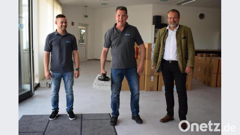 Mit dem Grabo können sogar grob behauene Granitsteine angehoben werden. Unternehmer Andreas Breitenstein (Mitte) zeigte Bürgermeister Frank Zeitler (rechts) was das Hebewerkzeug kann. Assistiert wurde er dabei vom Außendienstmitarbeiter Dominic Uhlig (links). Bild: bnr