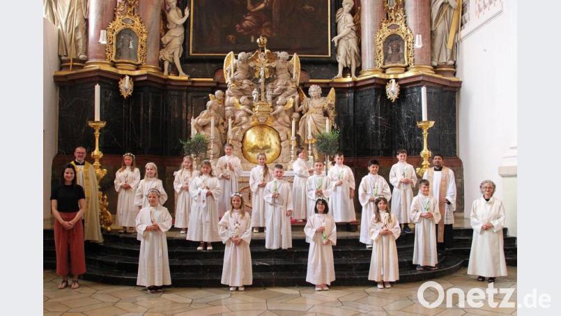 Die Mädchen und Buben der Klasse 3 b zusammen mit (von links) Klassenleiterin Nadja Wührl und Stadtpfarrer Dr. Thomas Vogl sowie (von rechts) Gemeindereferentin Gertrud Hankl und Pater John Gali. Bild: Monika Demmer/exb