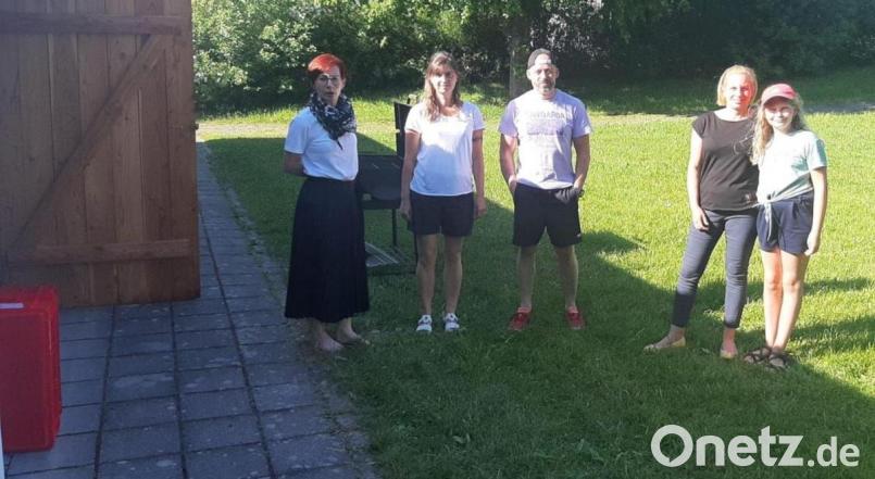 Die Bewirtung am Moorbad haben (von links) Doris Nachtmann-Wurm, Jutta Grosser, Claus Frank, Katja und Luisa Koller vertretungsweise übernommen. Bild: Nicole Rochelt/exb