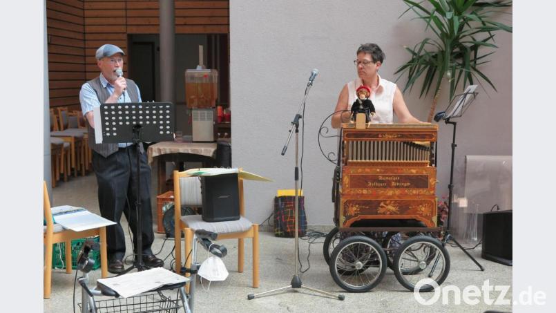 Albin Zeitler (links) und Ingrid Krämer kamen mit ihrer Drehorgelmusik bei den Bewohnern des Seniorenzentrums Haus Falkenstein sehr gut an. Bild: jzk