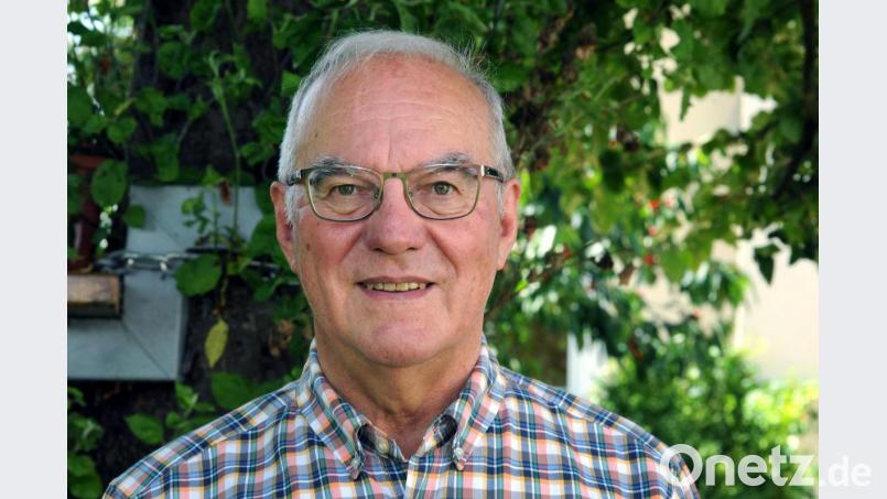 Heinz Donhauser an einem seiner Lieblingsorte, dem heimischen Garten. Hier hat er während der Pandemie viel Zeit verbracht. Bild: Stephan Huber