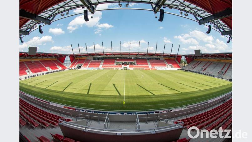 Am Sonntag brannte am Jahnstadion in Regensburg ein Toilettencontainer. Archivbild: Armin Weigel