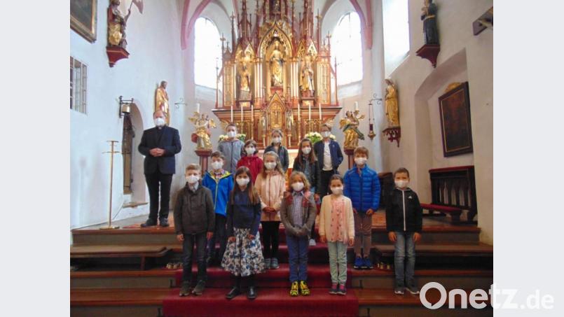 Die Kinder stellten sich nach dem Gottesdienst mit Pfarrer Heribert Stretz zu einem Erinnerungsbild auf: (von hinten, jeweils von links) Leon Geißler, Lara Ponnath, Lucian Poisel, Nele Bruchner, Emily Busch, Felix Ackermann, Magdalena Hecht, Louis Mauritius, Finn Vollath, Anna Kaufmann, Anton Kopp, Lilly Haas und Emil Pschierer. Bild: rpp