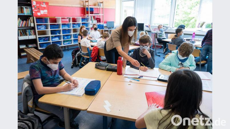 In bayerischen Grundschulen müssen die Kinder am Platz jetzt keine Masken mehr tragen. Symbolbild: Oliver Dietze/dpa