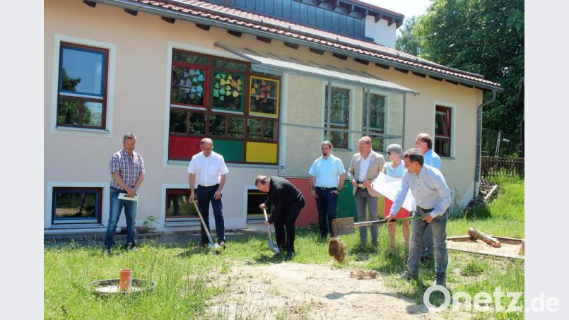 Bevor es mit den Bauarbeiten losgeht, vollzogen die Honoratioren schon einmal den symbolischen Spatenstich für die Waldecker Kinderkrippe. Auch Pfarrer Heribert Stretz (Dritter von links) griff zur Schaufel. Bild: stg