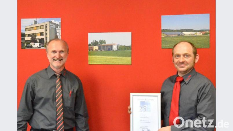 Mit einer Ehrenurkunde wird die 25-jährige Betriebszugehörigkeit von Wolfgang Landgraf (rechts) durch Firmenchef Josef Weber (links) gewürdigt. Bild: fjo