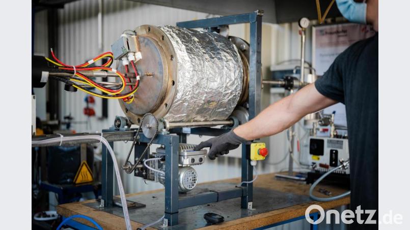 Im Pyrolysereaktor am Fraunhofer-Institut werden die gebrauchten Masken in Öl umgewandelt, das für die Herstellung neuer Masken verwendet wird. Bild: sba