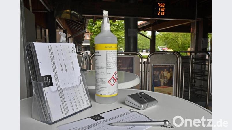 Desinfektionsspray und Datenformular vor dem Eingang des Hockermühlbades. Das war einmal. Künftig müssen die Besucher hier ihre Daten nicht mehr hinterlegen. Damit sollte auch die Schlange vor dem Eingang kürzer werden. Bild: Petra Hartl