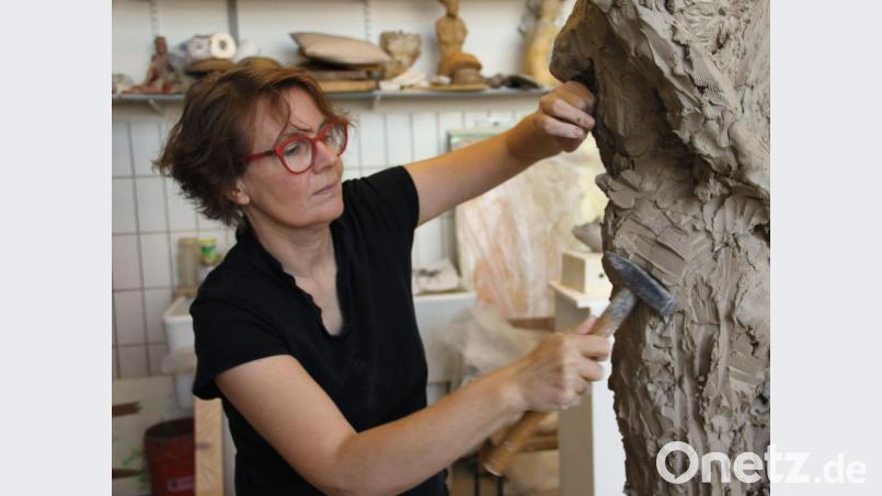 Die Künstlerin Birgit Eiglsperger bei der Arbeit. Bild: Heinrich Eiglsperger/exb